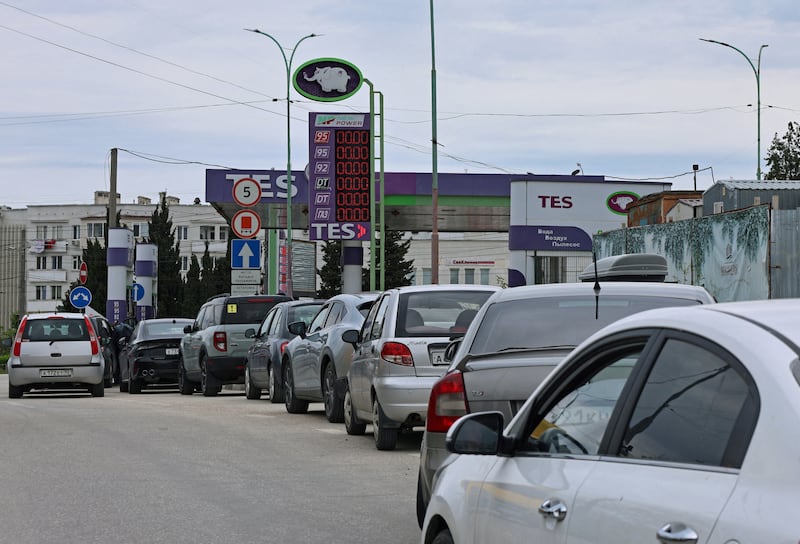FILE PHOTO: Cars queue for fuel at a gas station after the authorities restricted fuel sales amid a supply shortage following Ukrainian attacks on logistics routes in the course of Russia-Ukraine conflict, in Sevastopol, Crimea June 1, 2026. REUTERS/Stringer/File Photo