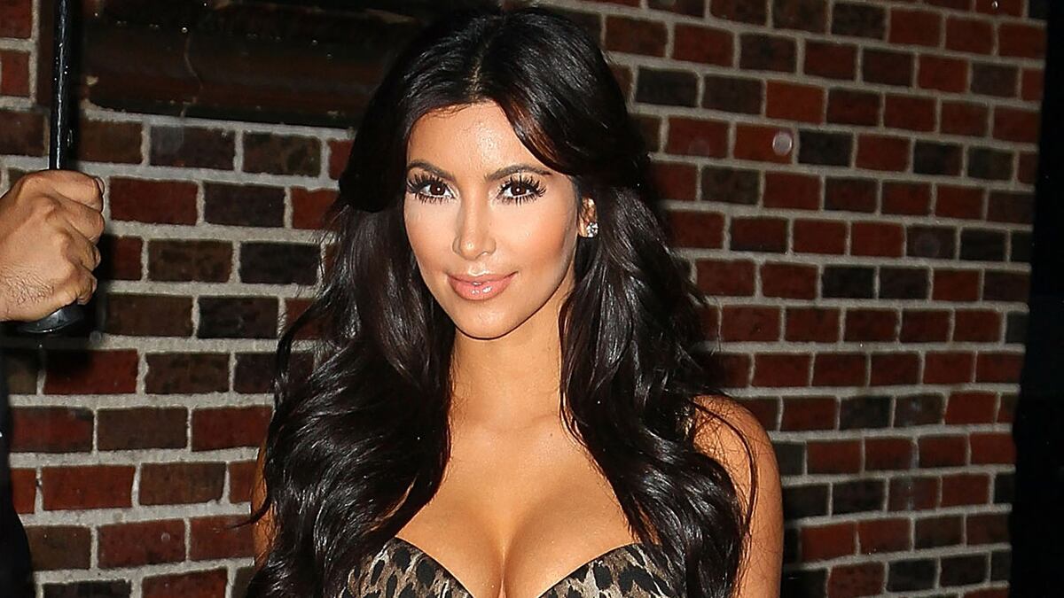 cheats/2011/11/06/kim-pays-to-keep-engagement-ring/kim-kardashian-keeping-ring-cs_unskby