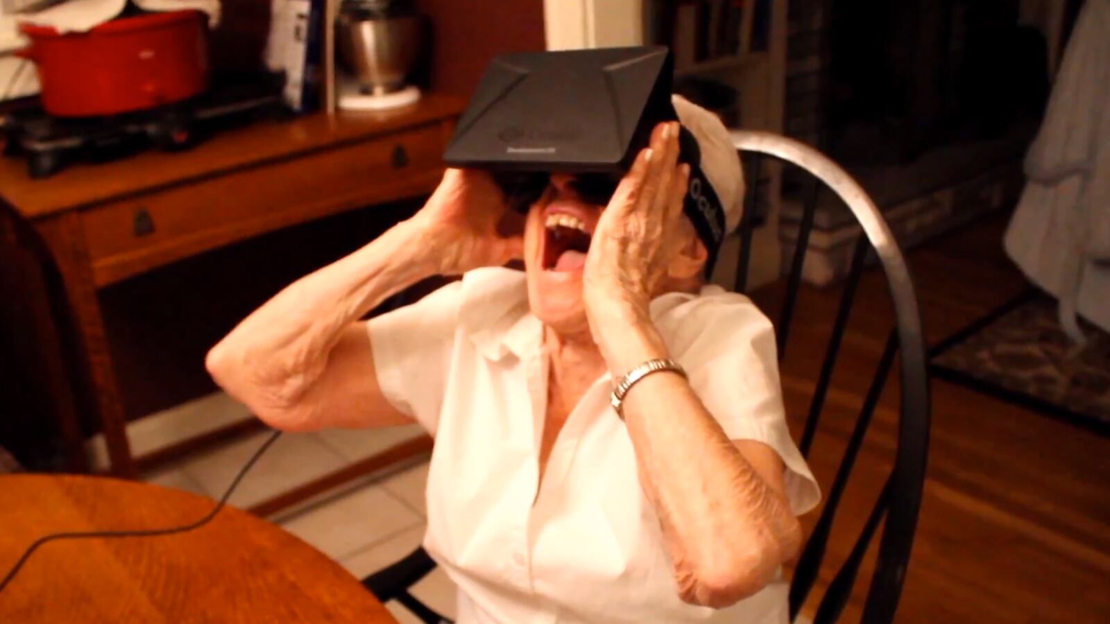 articles/2013/04/16/90-year-old-granny-blown-away-by-oculus-rift-virtual-reality-goggles/130416-virtual-reality-granny-trinh-tease_oducoi