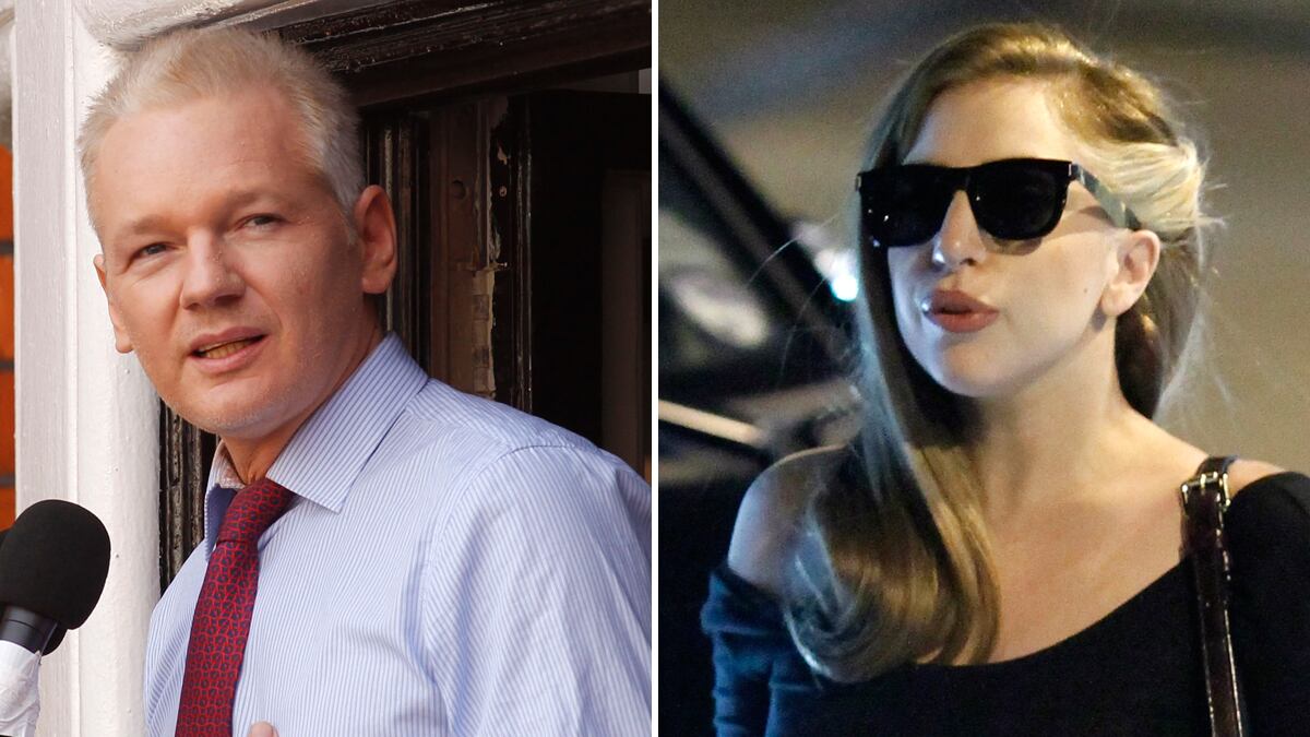 cheats/2012/10/09/lady-gaga-visits-julian-assange/gaga-assange-visit-cheat_my9lre