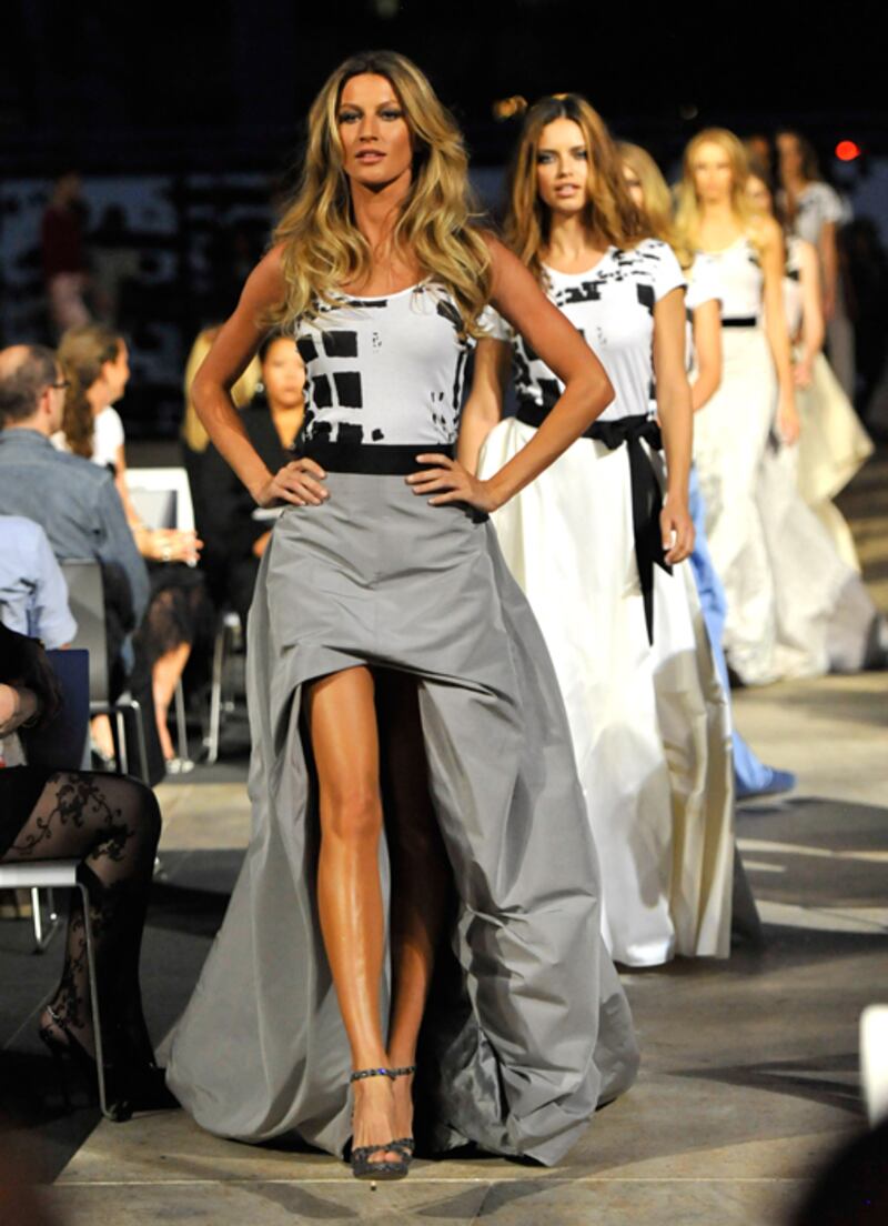galleries/2010/09/07/fashion-s-night-out-the-show/fashions-night-out---giselle-bundchen_yd1p8s