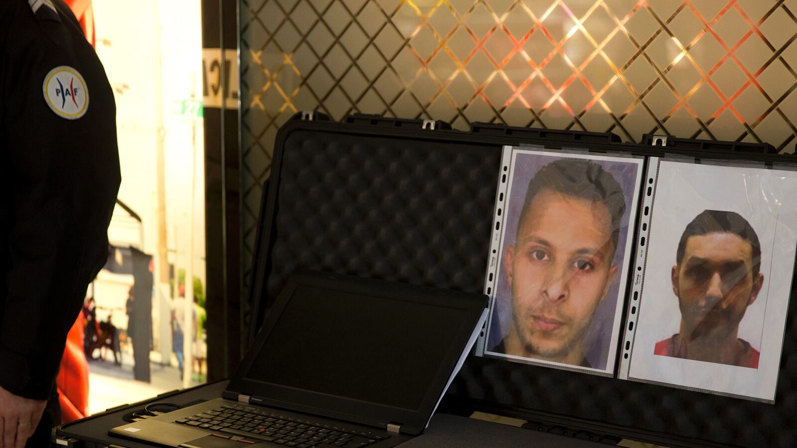 cheats/2016/01/12/1st-images-of-paris-suspect-on-the-run/160112-Salah-Abdeslam-cheat_gq3eic