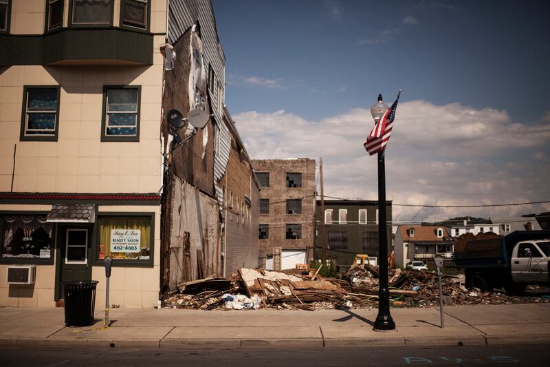 galleries/2014/09/21/america-s-fading-main-streets/140918-price-main1-tease_paezs2