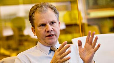 articles/2011/04/06/new-york-times-publisher-sulzberger-defends-newspapers-online-pay-plan/summers-sulzberger_171559_wexde3