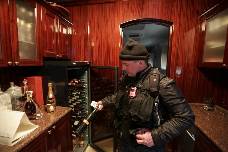 galleries/2014/02/23/inside-yanukovych-s-palace-photos/140223-ukraine-palace7_bfmt4l