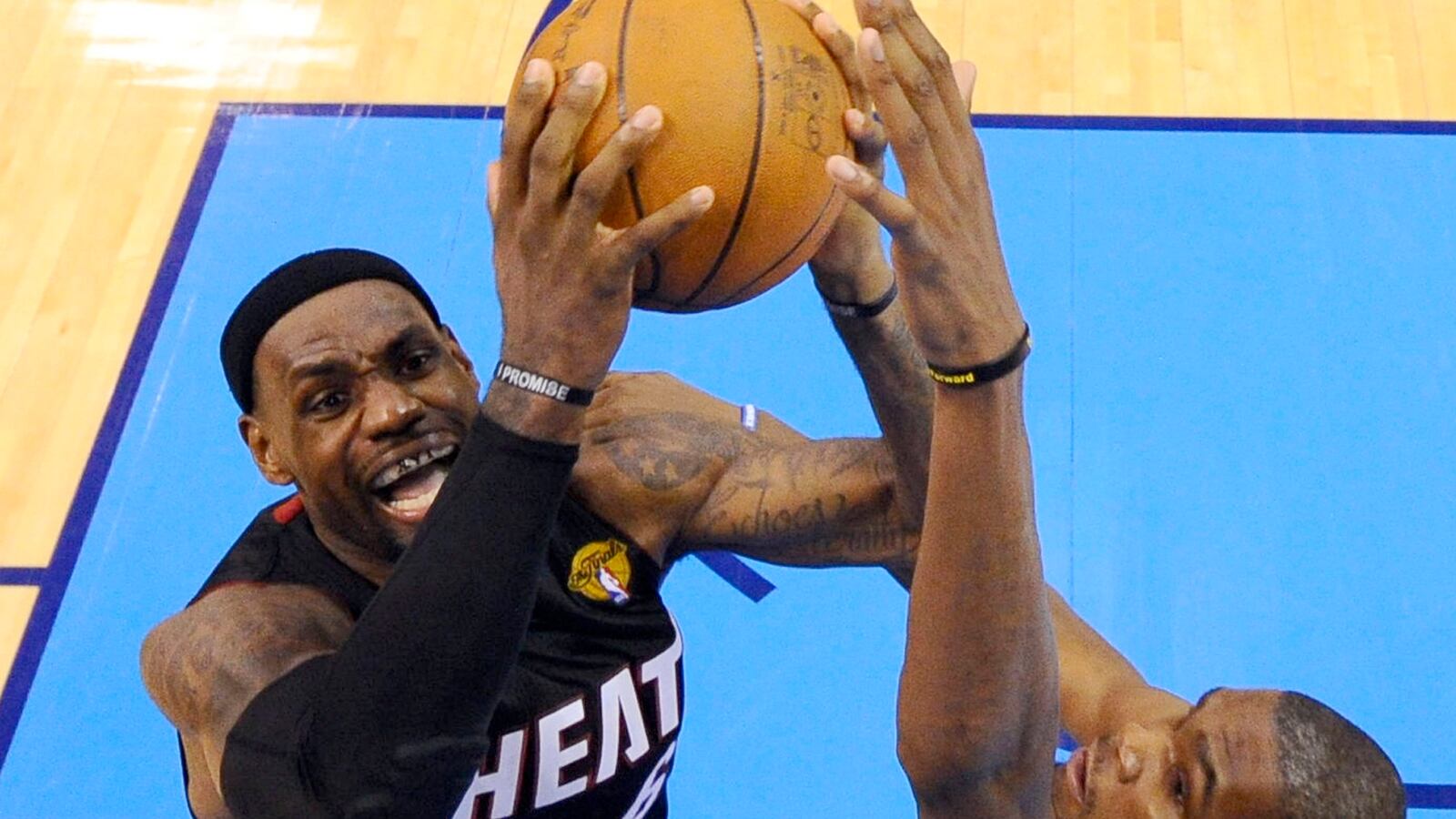 cheats/2012/06/15/heat-evens-series-1-1/nba-finals-lebron-cheat_luebxp