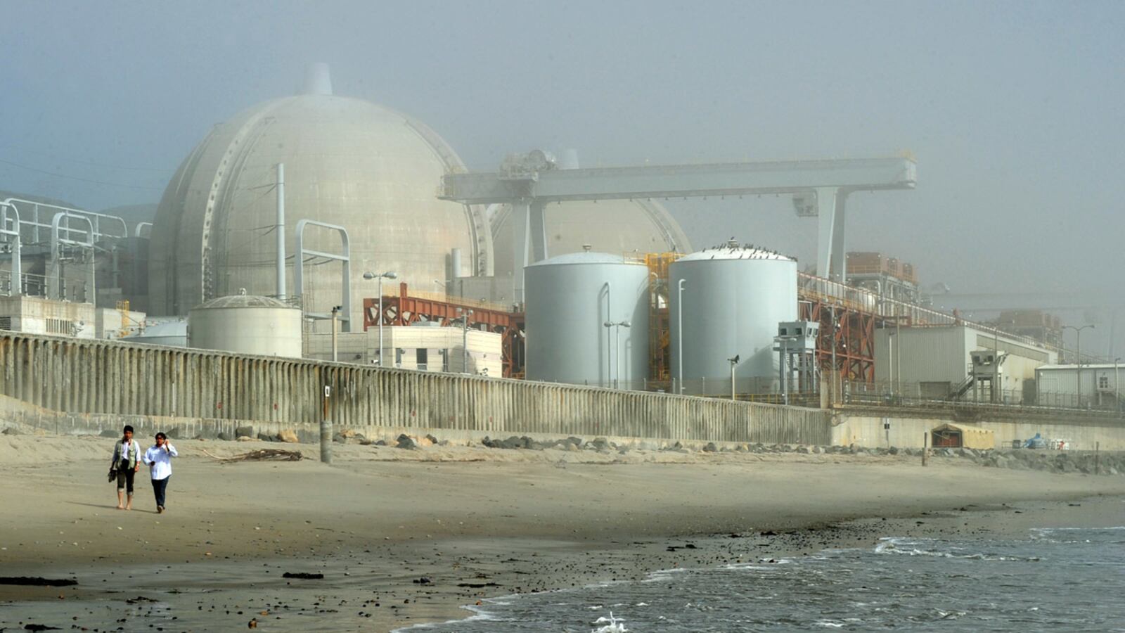articles/2012/05/29/as-temperatures-rise-the-heat-on-to-re-open-san-onofre-nuclear-plant/San-Onofre-Nuclear-cheat_f6vor6
