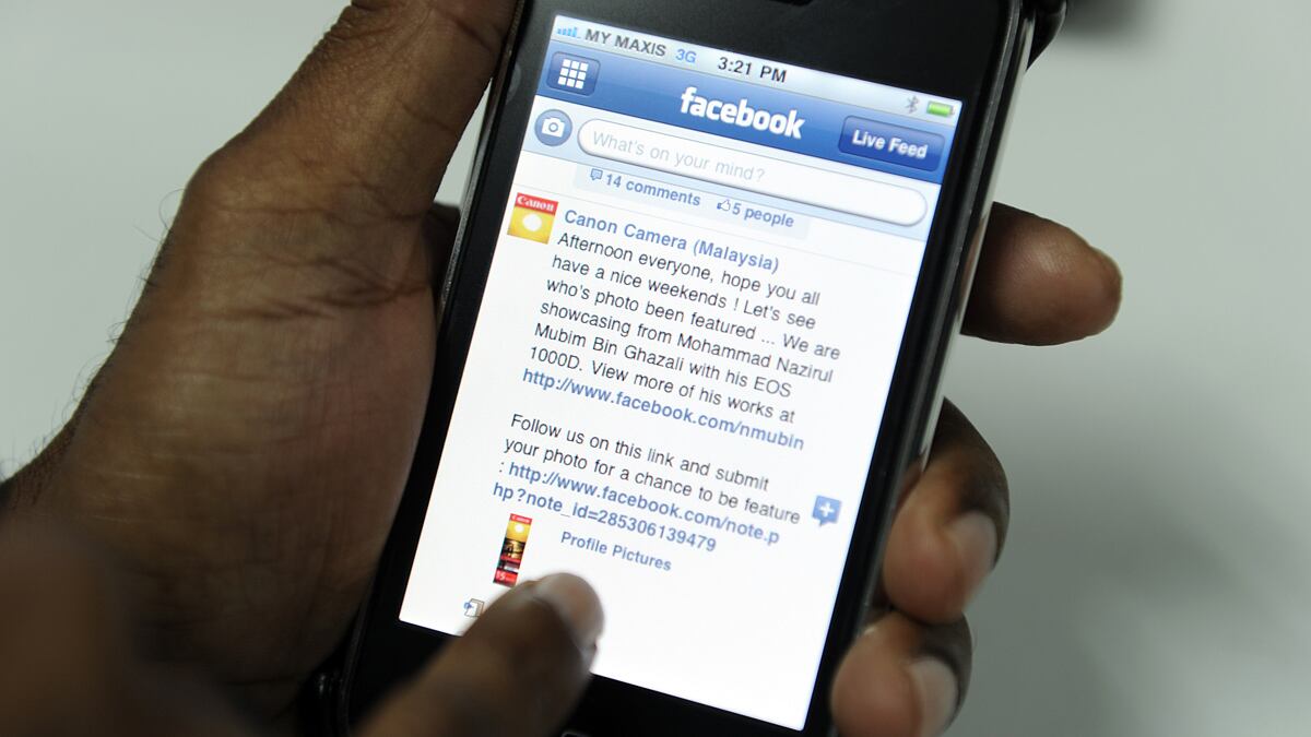 articles/2011/11/22/are-the-rumors-about-a-facebook-phone-true-and-will-it-live-up-to-its-competitors/facebook-phone-lyons_kuio6i