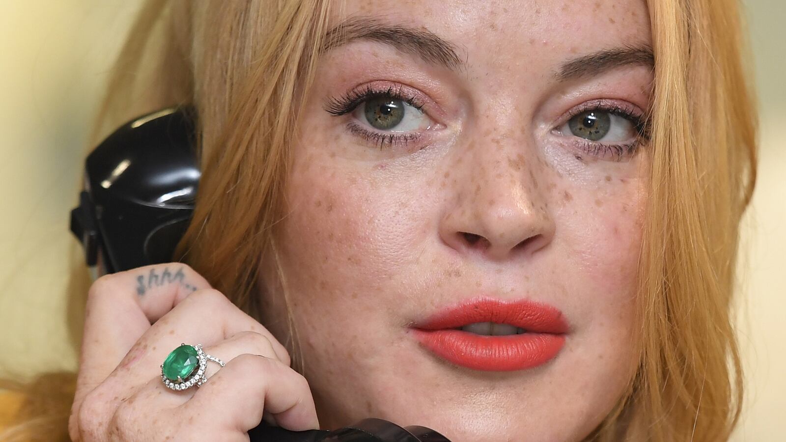 articles/2016/12/30/lindsay-lohan-knows-what-it-feels-like-to-be-a-refugee/RTSND2O_f6ns0b