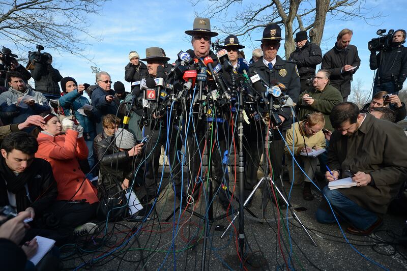 galleries/2012/12/15/newtown-ct-grieves-day-after-mass-shooting-photos/newtown-shooting-2_td0vdx