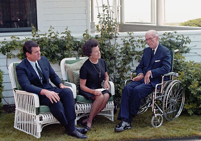 galleries/2009/07/30/intimate-photos-of-the-kennedy-family/kennedy-fam-2_kzxjwx