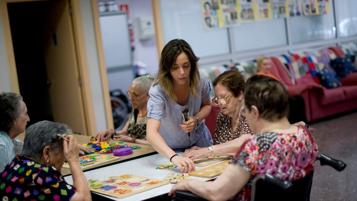 cheats/2012/08/14/europe-s-economy-shrinks/euro-economy-recession-cheat_brm8ss