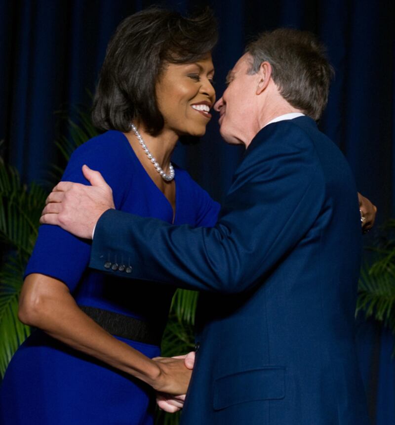 galleries/2011/05/27/awkward-obama-family-photos/awkward-obama-photos-7_lzvdlu