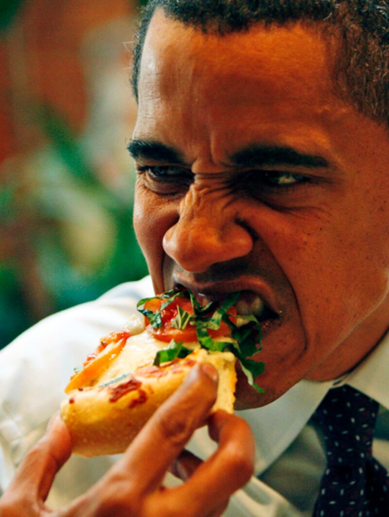 galleries/2011/09/20/herman-cain-sarah-palin-and-more-politicians-eating-pizza-photos/pols-pizza-obama_hdfgyf