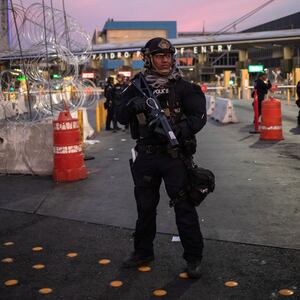 181119-judge-bars-asylum-ban-cheat_iw2mk3