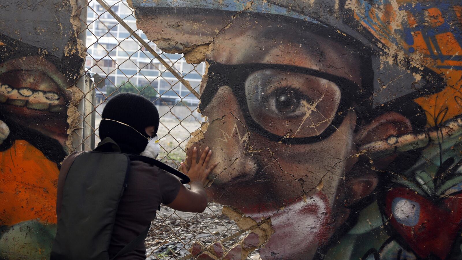 galleries/2014/02/14/venezuela-erupts-in-violence-photos/140310-venezuela9_xcsclp