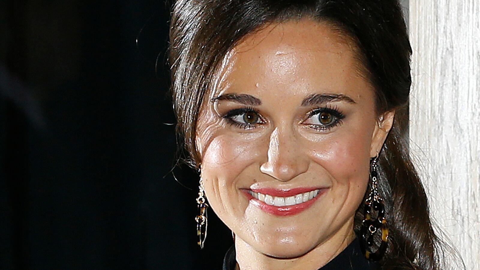 articles/2013/03/11/now-pippa-snogs-her-new-squeeze-on-the-slopes/130219-pippa-boyfriend-happy-cheat_vdtzo3