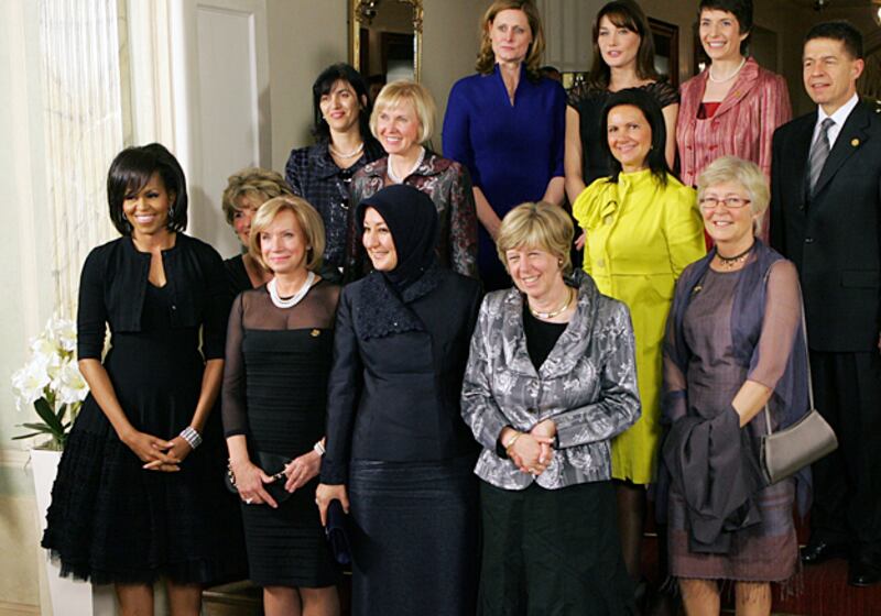 galleries/2009/04/01/the-obamas-first-overseas-trip/wives_ylsvfc