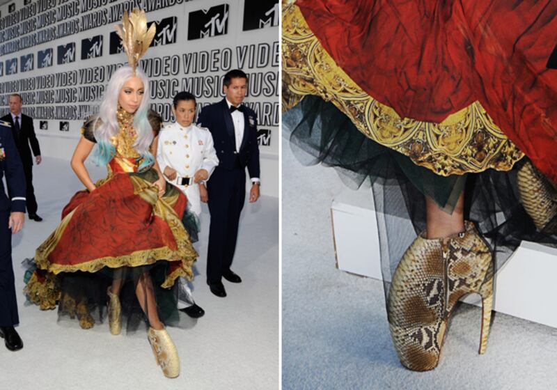 galleries/2011/02/23/red-carpet-shoe-wars/shoe-wars---lady-gaga_pmkwfi