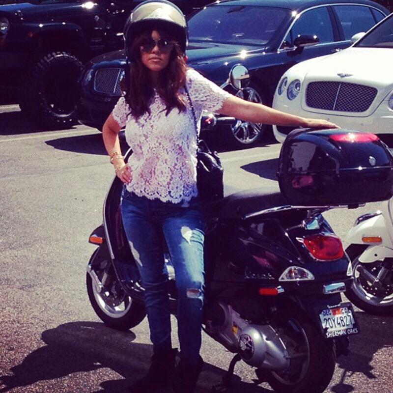 galleries/2013/08/11/miley-cyrus-nicki-minaj-more-celebrity-twitter-pictures-photos/130808-twitpics-kardashian_jpuwoi