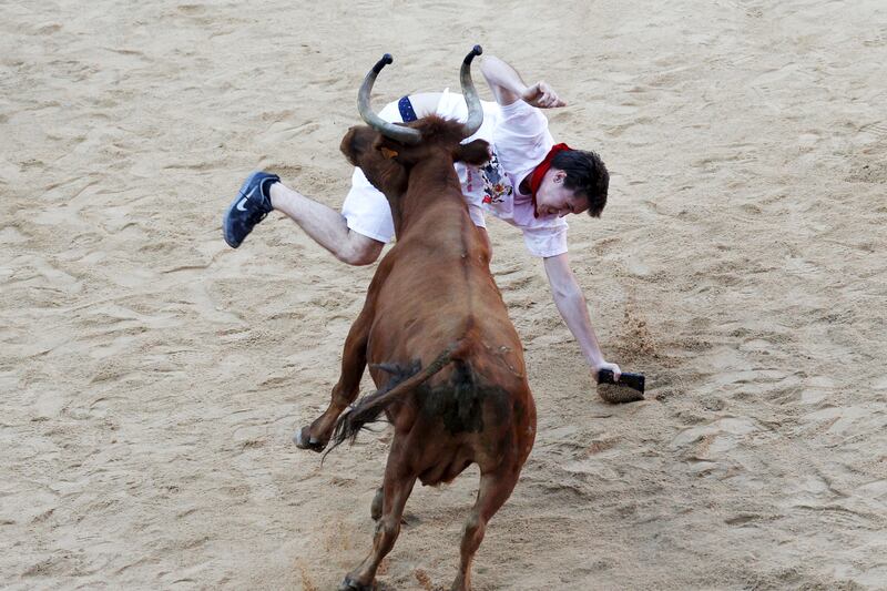 galleries/2015/07/12/spain-s-running-of-the-bulls-photos/150710-running-of-bulls-08_nuj6xs