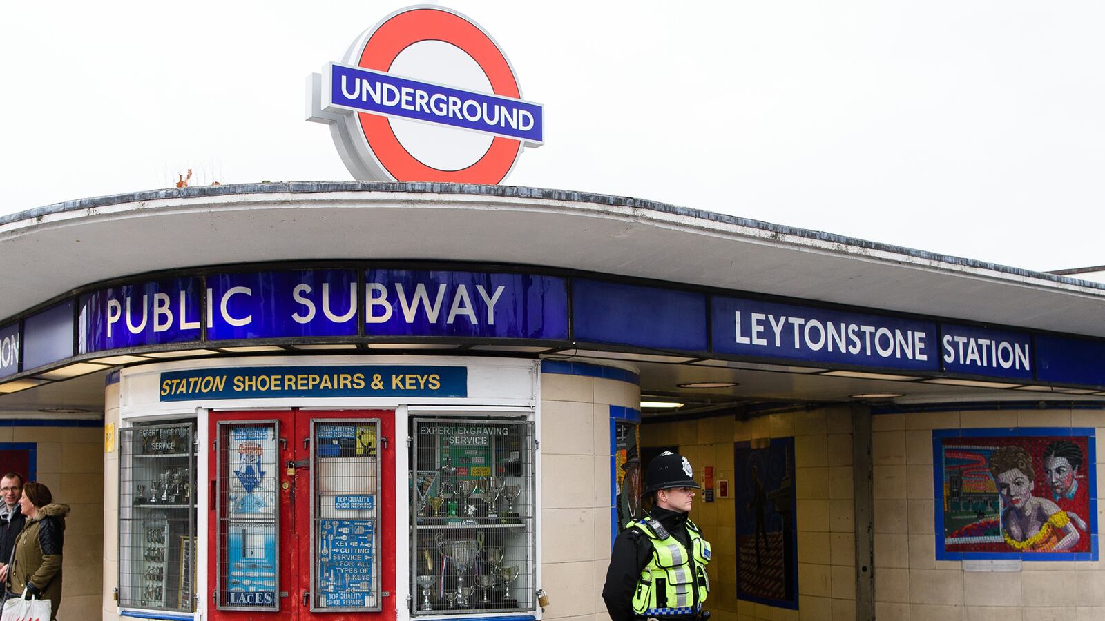 cheats/2015/12/07/london-knife-attack-suspect-in-court/151216-tube-london-cheat_uvaxsv