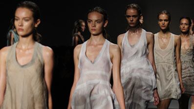 articles/2009/09/12/fashion-week-round-up/fashion-day-8---calvin-klein-topbox_salx35