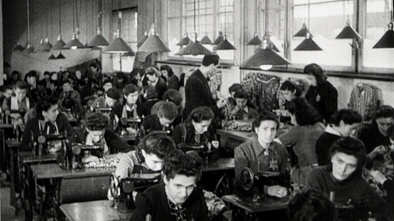 articles/2012/04/04/how-millie-werber-survived-the-holocaust-two-rings-a-story-of-love-and-war/jewish-women-poland-keller_tkhfuh