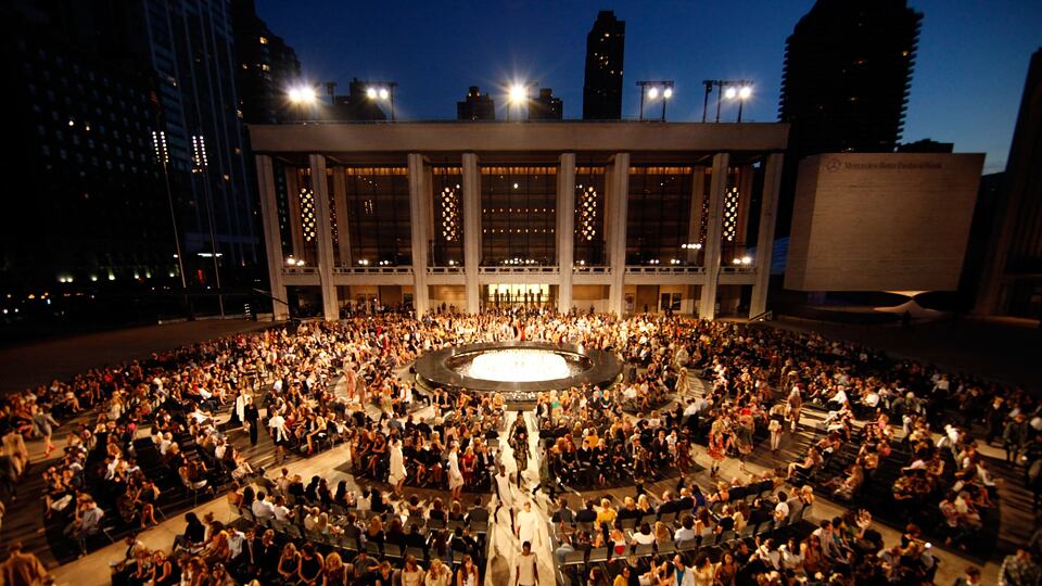 galleries/2010/09/07/fashion-s-night-out-the-show/fashions-night-out---lincoln-center_nfziiy