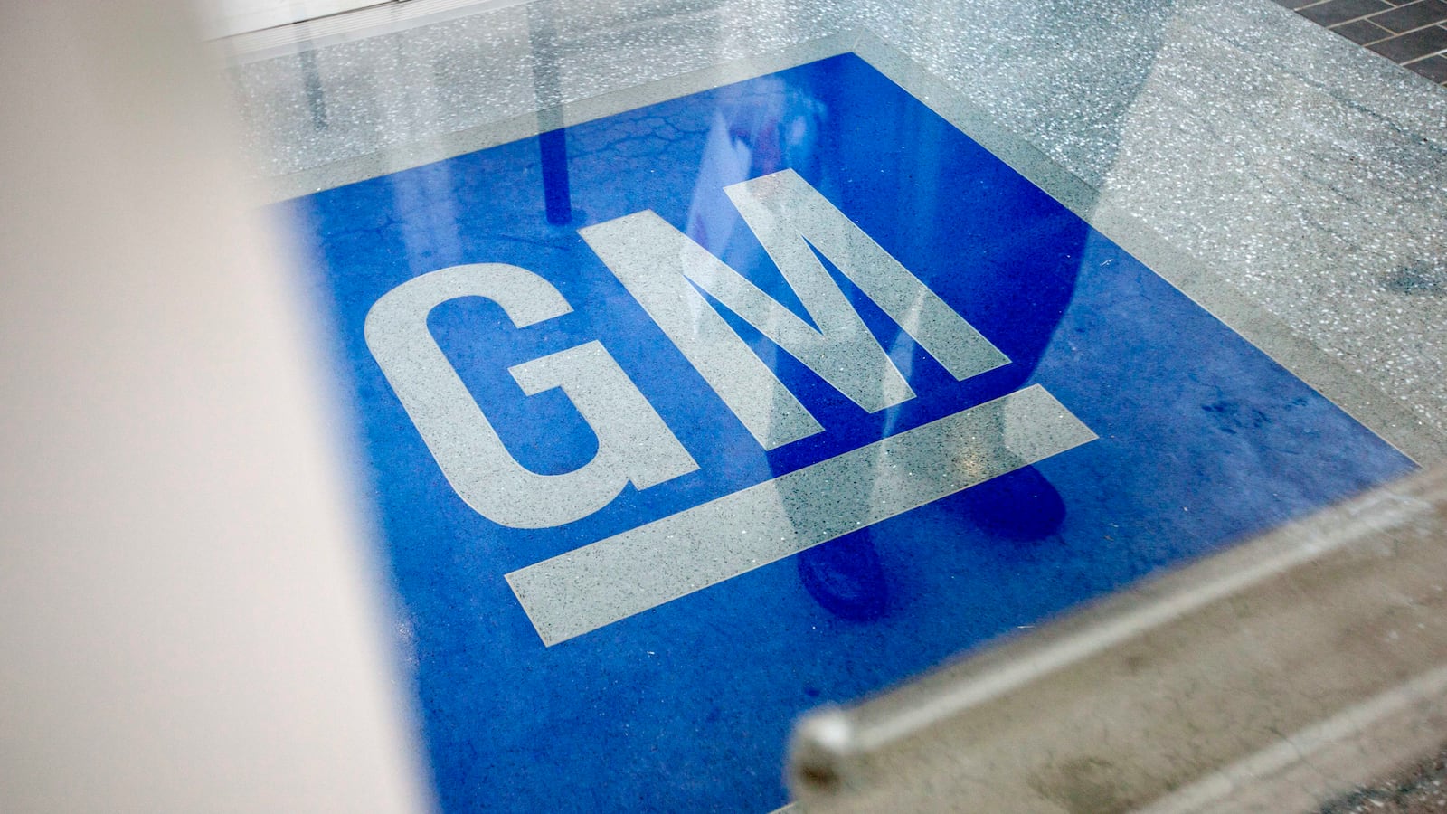 cheats/2013/05/01/gm-pulls-offensive-ads/130501-gm-ad-pull-cheat_eyjki9