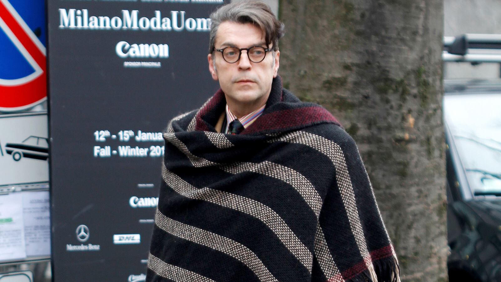 articles/2013/02/21/louis-vuitton-and-kenzo-blankets-are-street-style-s-newest-trend/130221-sidell-blankets-tease_evtwm9