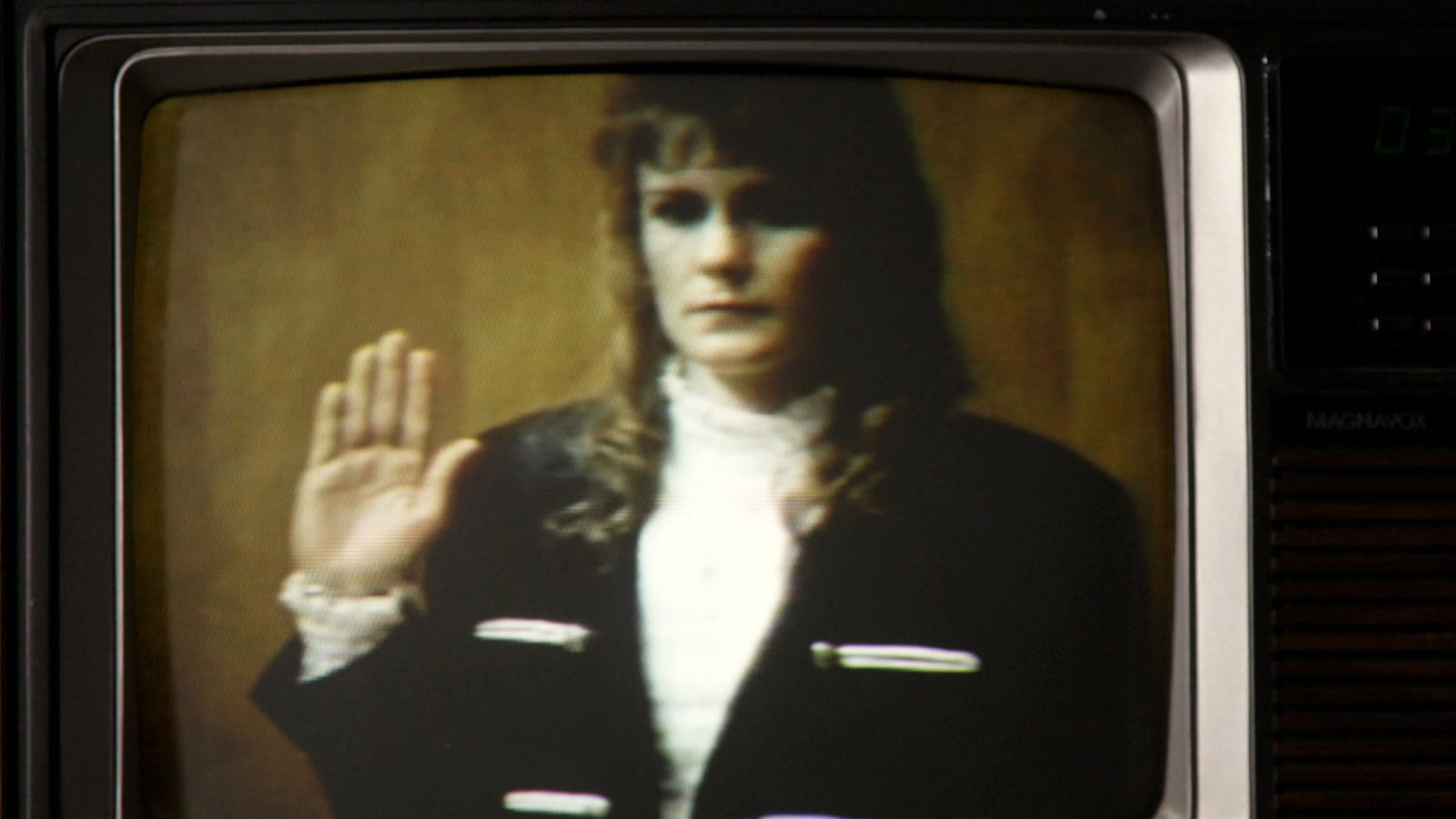 articles/2014/01/19/did-sexpot-schoolteacher-pamela-smart-hire-teens-to-kill-her-husband/140119-stern-smart-tease_w35crn