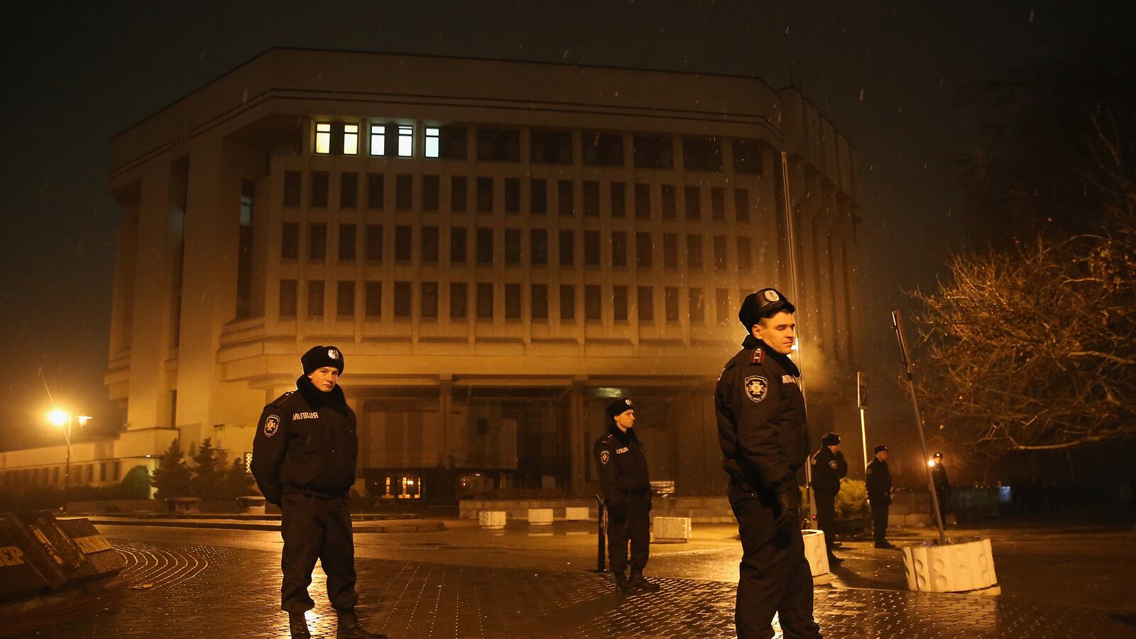 cheats/2014/02/27/armed-men-seize-crimean-airport/140227-crimea-cheat_h2pviw