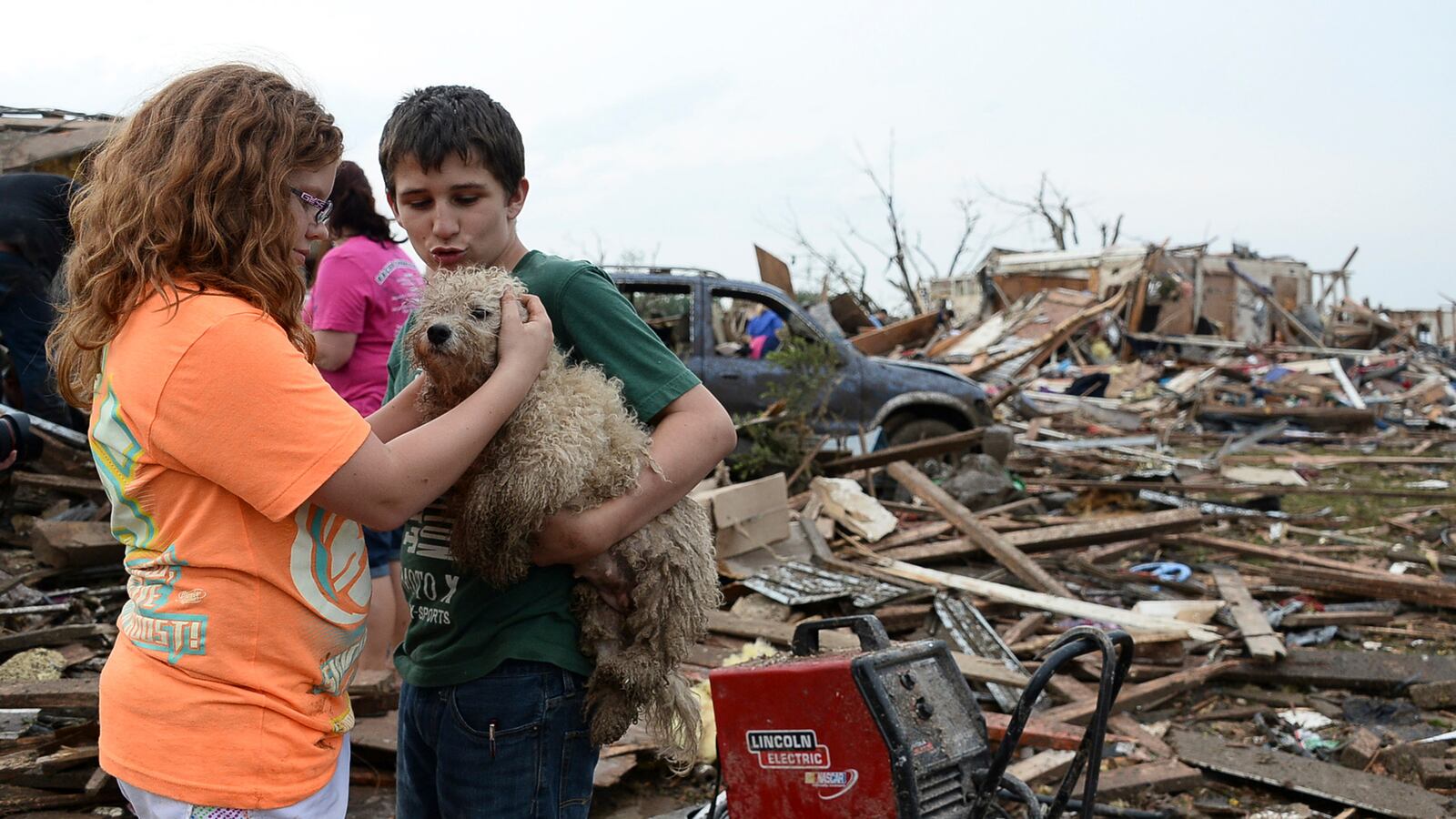 cheats/2013/05/21/reddit-helps-find-moore-s-missing-pets/130521-oklahoma-tornado-update2_xzeq5x