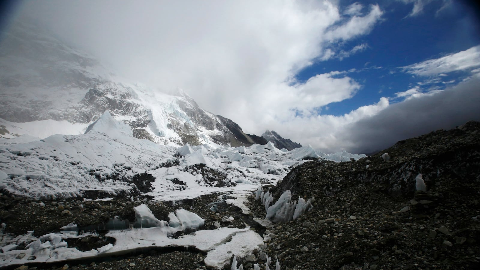cheats/2015/04/25/avalanche-kills-8-on-mount-everest/150425-everest-cheat_eopwtn