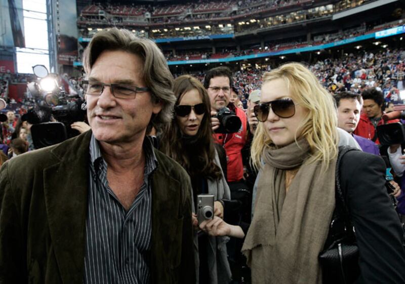 galleries/2011/02/05/celebrities-at-the-super-bowl/celeattend-super-bowl---kate-hudson_bgsb5w