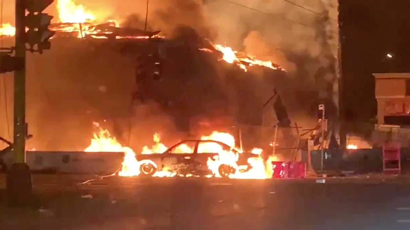 2020-05-28T100057Z_1694400682_RC2MXG9IM3LE_RTRMADP_3_MINNEAPOLIS-POLICE-FIRE_ungzqw