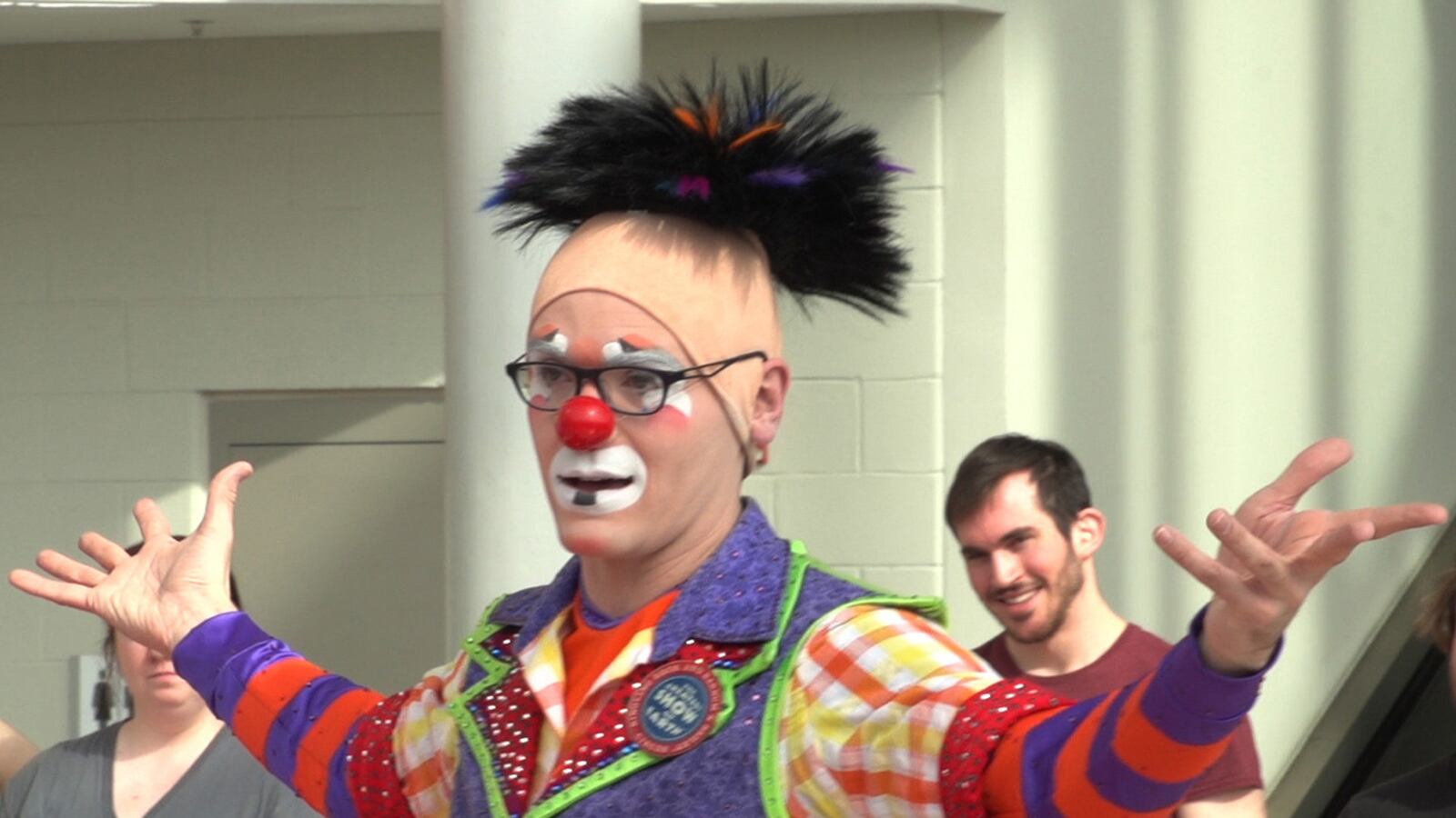 articles/2014/03/16/the-most-depressing-show-on-earth-amongst-the-clowns-of-newark/140315-clowns-tease_z1zbwh