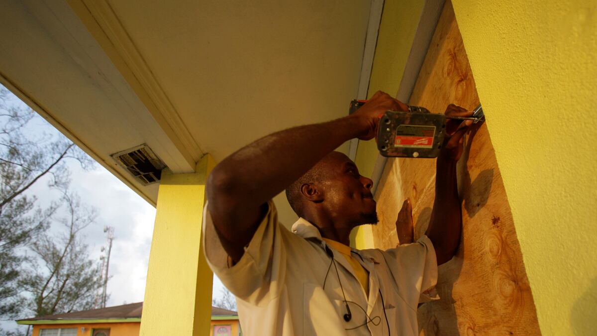 cheats/2011/08/24/hurricane-irene-pummels-bahamas/hurricane-irene-caribbean-update-cheat_cgjb9w