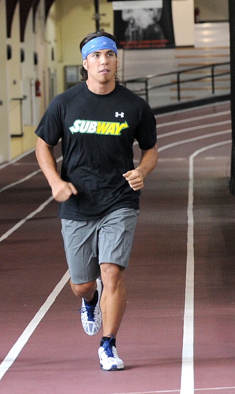 galleries/2010/11/04/15-celebrity-marathoners/apolo-ohno-marathon_jblvjz