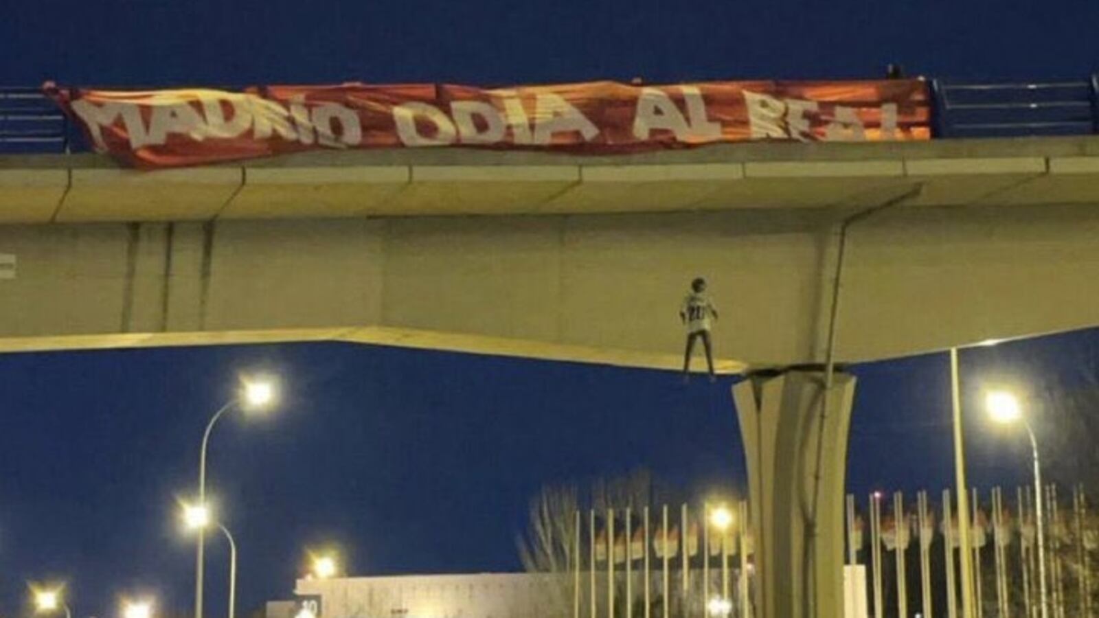 An effigy of Real Madrid star Vinícius Junior hangs from a bridge.