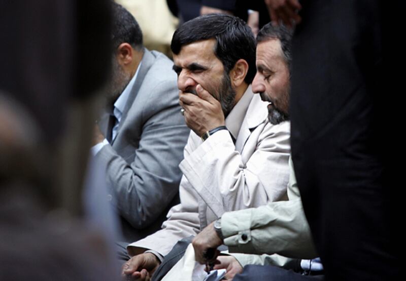 galleries/2009/04/25/inappropriate-yawns/yawns---mahmoud-ahmadinejad_urbcun