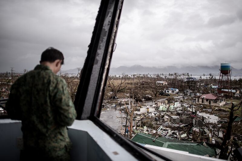 galleries/2013/11/14/aid-arrives-for-typhoon-ravaged-philippines-photos/philippine-aid-gal-3_isj0w0