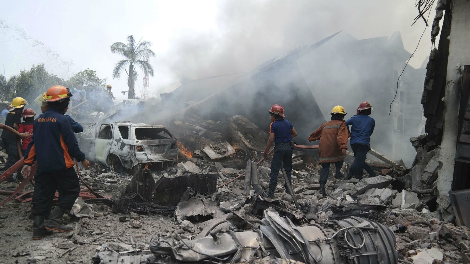 cheats/2015/06/30/5-dead-in-indonesia-military-plane-crash/150630-indonesia-military-plane-crash_ljuegx