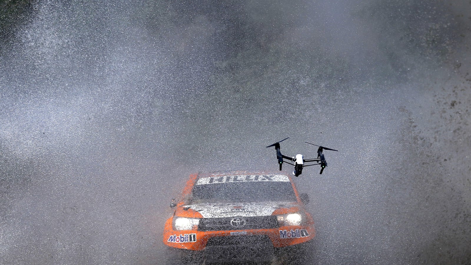 galleries/2016/01/07/the-wet-and-wild-glory-of-dakar-2016-photos/160106-dakar-race2_diidfs