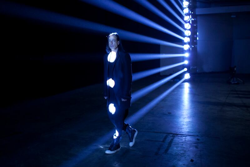 galleries/2011/10/06/backstage-paris-fashion-week-photos/backstage-paris-fashion-week-10_yuihd7