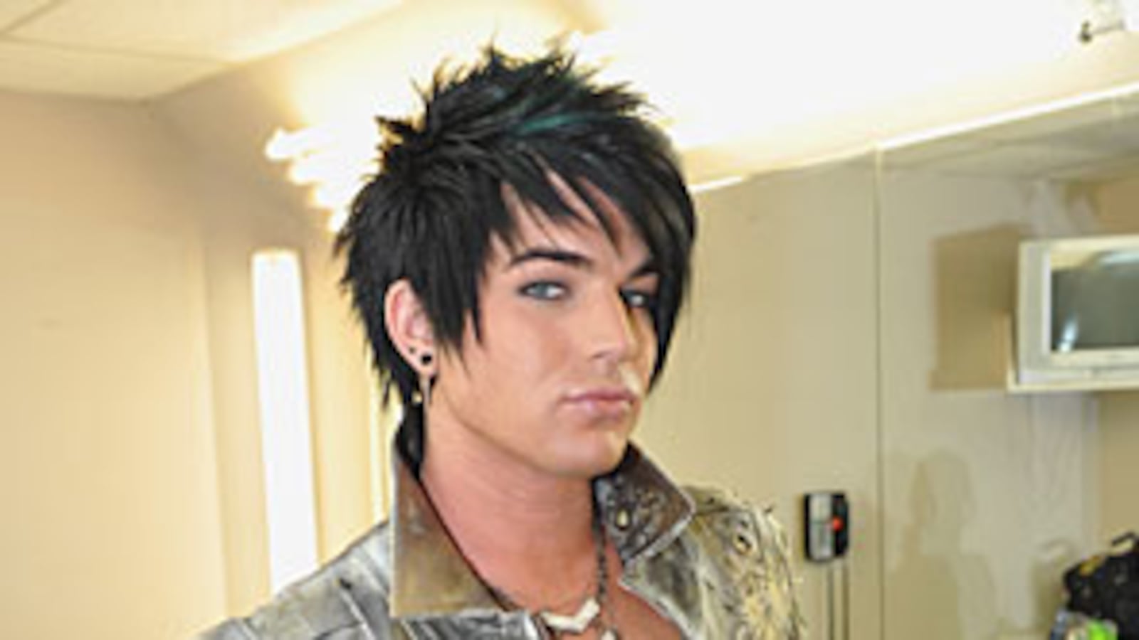 galleries/2009/05/18/ambiguously-gay-idols/ambiguously-gay---adam-lambert_aht5f4