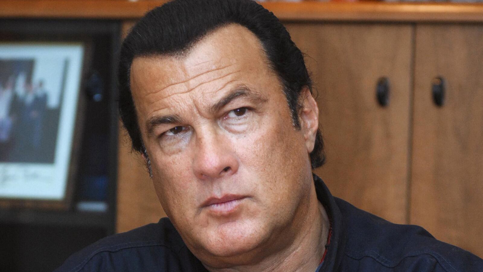 cheats/2011/09/01/steven-seagal-sued-in-puppy-death/steven-seagal-sued-cheat_ilpm5z