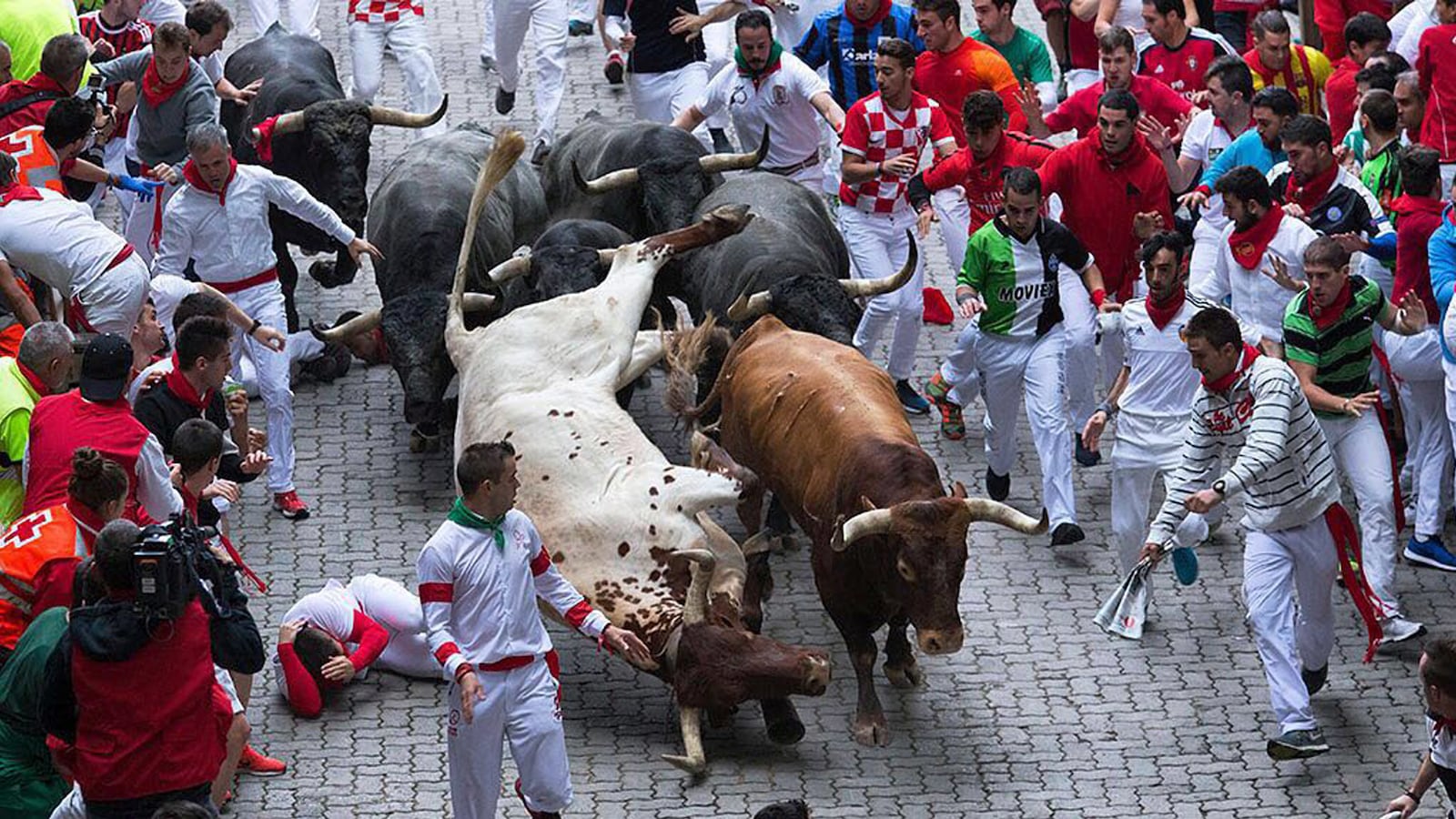 articles/2016/07/17/toasting-dead-friends-a-farewell-to-hemingway-s-pamplona/160716-Dozier-Hemingway-tease_coupag