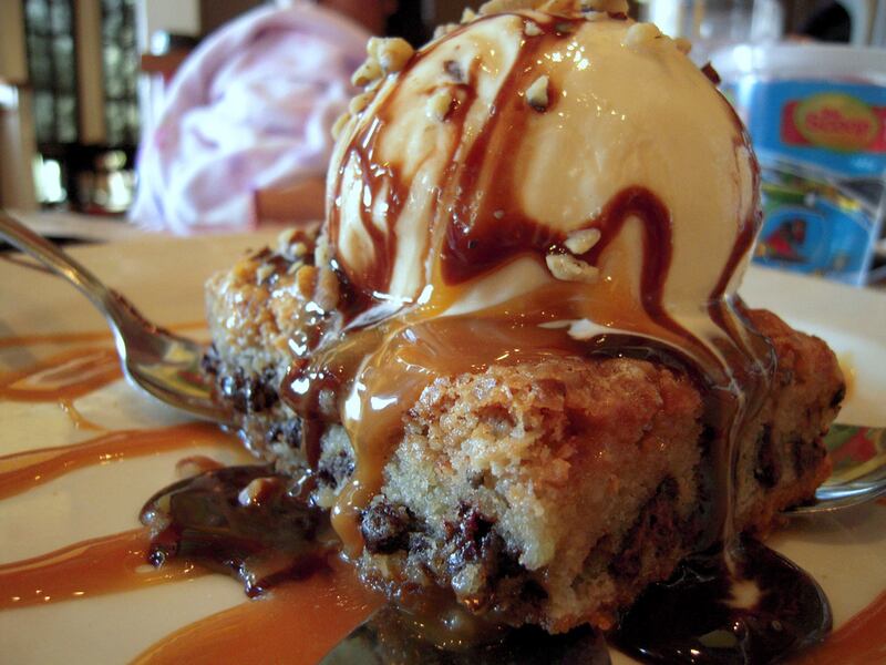 galleries/2011/11/17/25-most-fattening-pies-photos/fat-pies-1-chilis-chocolate-chip-paradise_pttstt